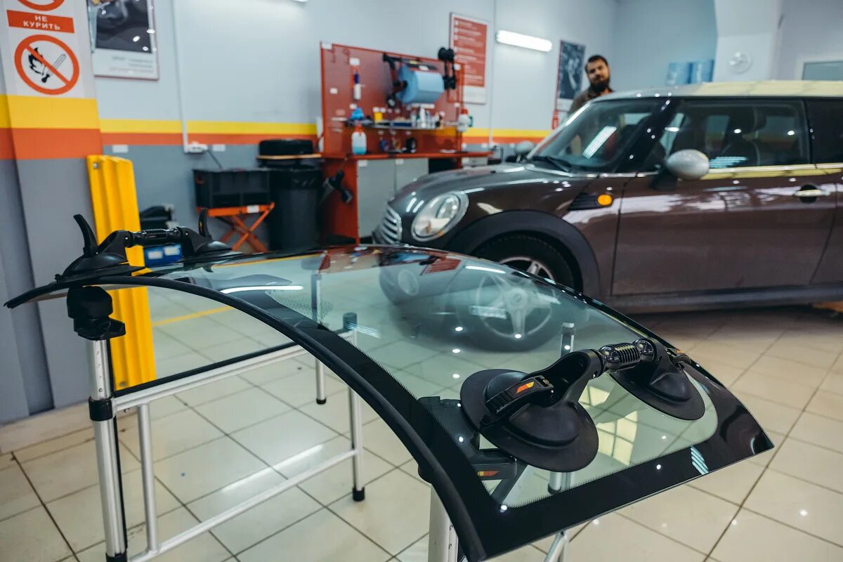 Изготовление стекол для авто. Установщик стекол на автомобиле. Производство автостекол. Лобовое стекло авто. Фуяо лобовое стекло.