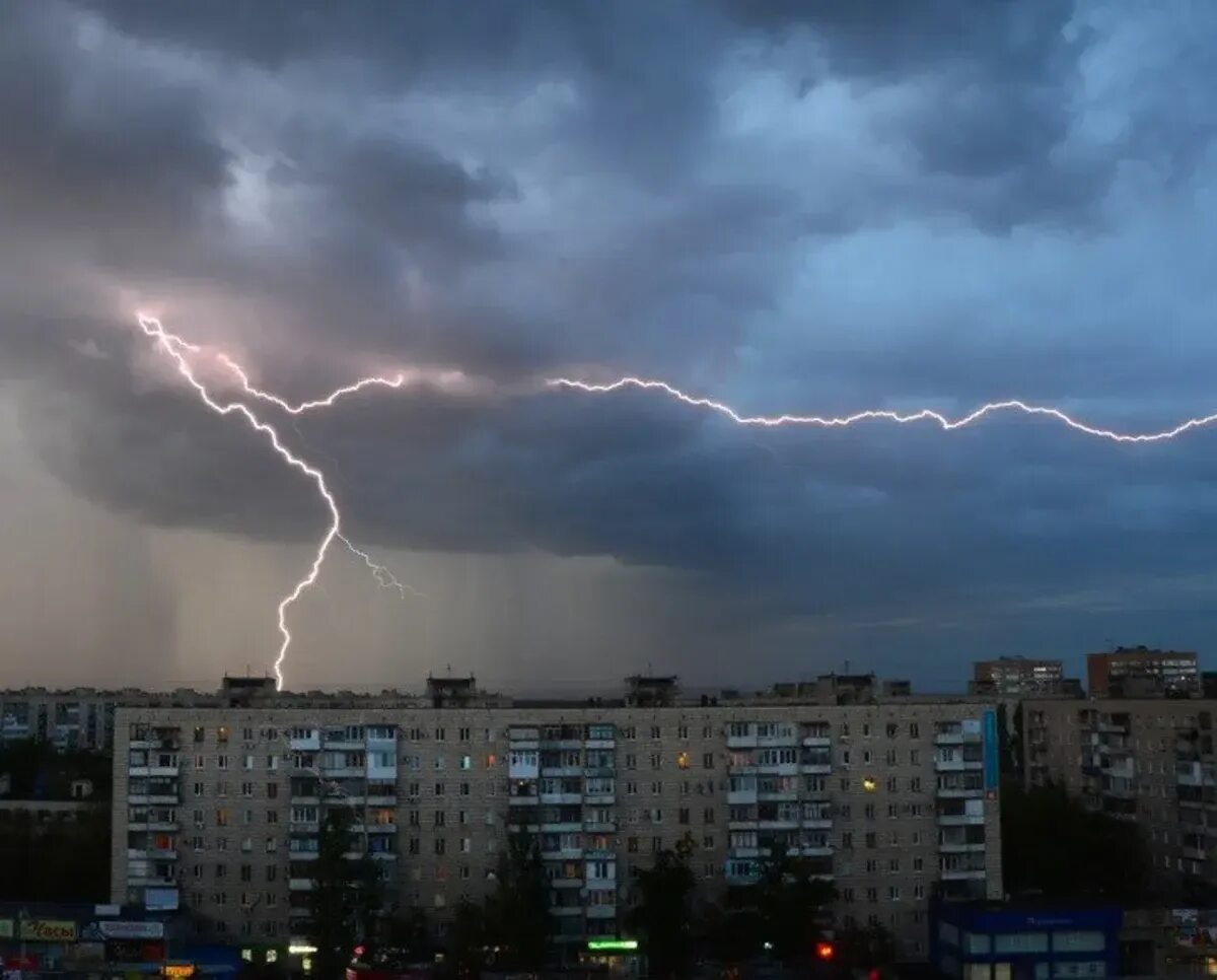 Ранняя гроза. Гроза и дождь. Ливень с грозой в городе. Дождь и гроза в городе. Весенняя гроза.