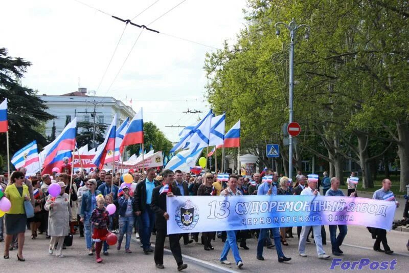 Демонстрация крым. Севастополь демонстрация 1 мая. Крым демонстрации 2014 фото. Радуга в Севастополе 1 мая. Севастополец-1.