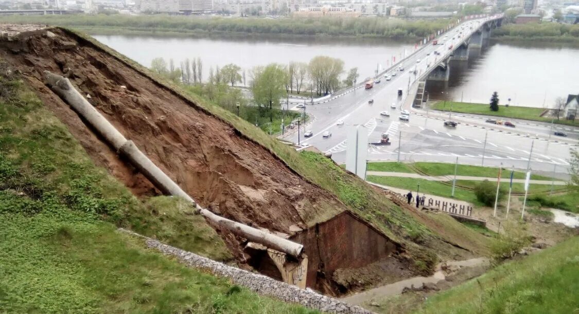 Разрушать нижний новгород. Оползень на Федоровского Нижний Новгород. Набережная Федоровского Нижний Новгород оползень. Оползень на набережной Федоровского. Оползень в Нижнем Новгороде на Окском съезде.