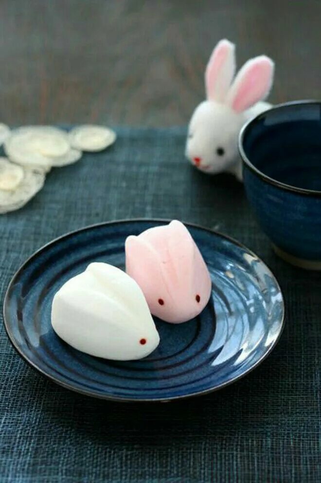 Маршмеллоу кролики. Японские Десерты. Японские пирожные. Моти японские сладости. Японский десерт в виде зайца.