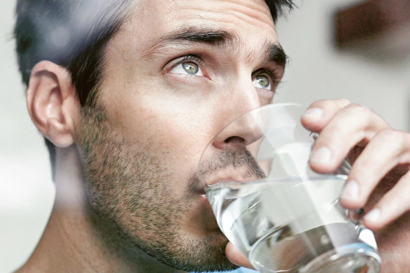 Что пьют сухой. Мужчина пьет воду. Парень пьет воду. Человек пьет воду из стакана. Человек со стаканом воды.