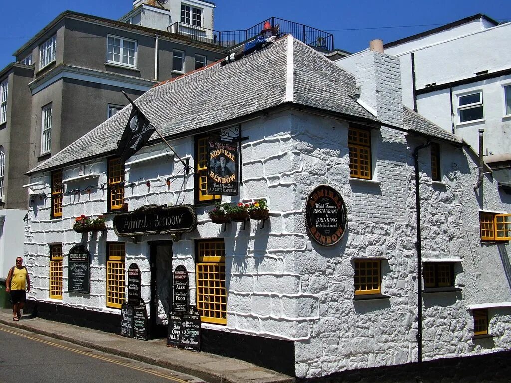 Таверна адмирал бенбоу из острова сокровищ. Адмирал бенбоу. Адмирал бенбоу трактир остров. Адмирал бенбоу бар. Адмирал бенбоу остров сокровищ 1988.