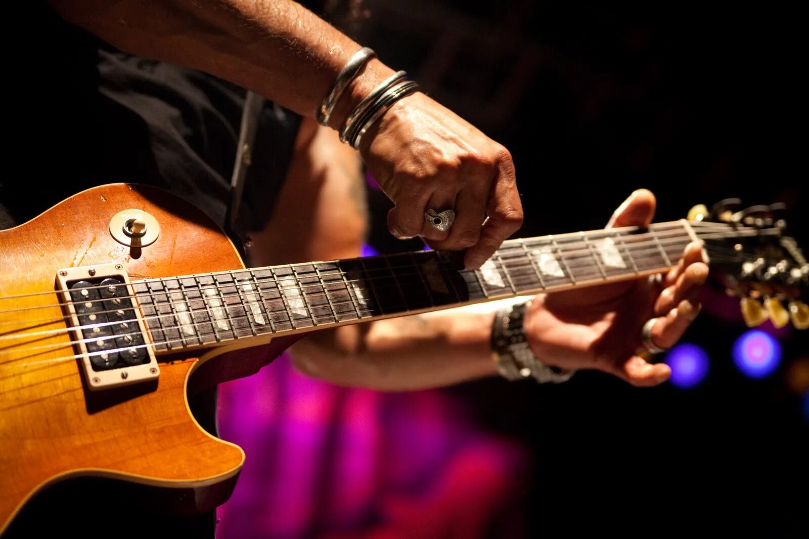 Гитарист с гитарой. Настройщик гитары. Электрогитара творчество. Гитарный вечер. Фендер джаз бас.
