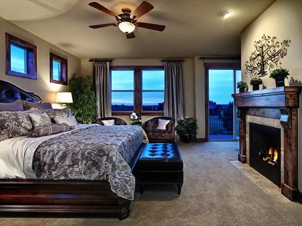 La chambre à coucher contemporaine s'associe souvent au design minimaliste, maté
