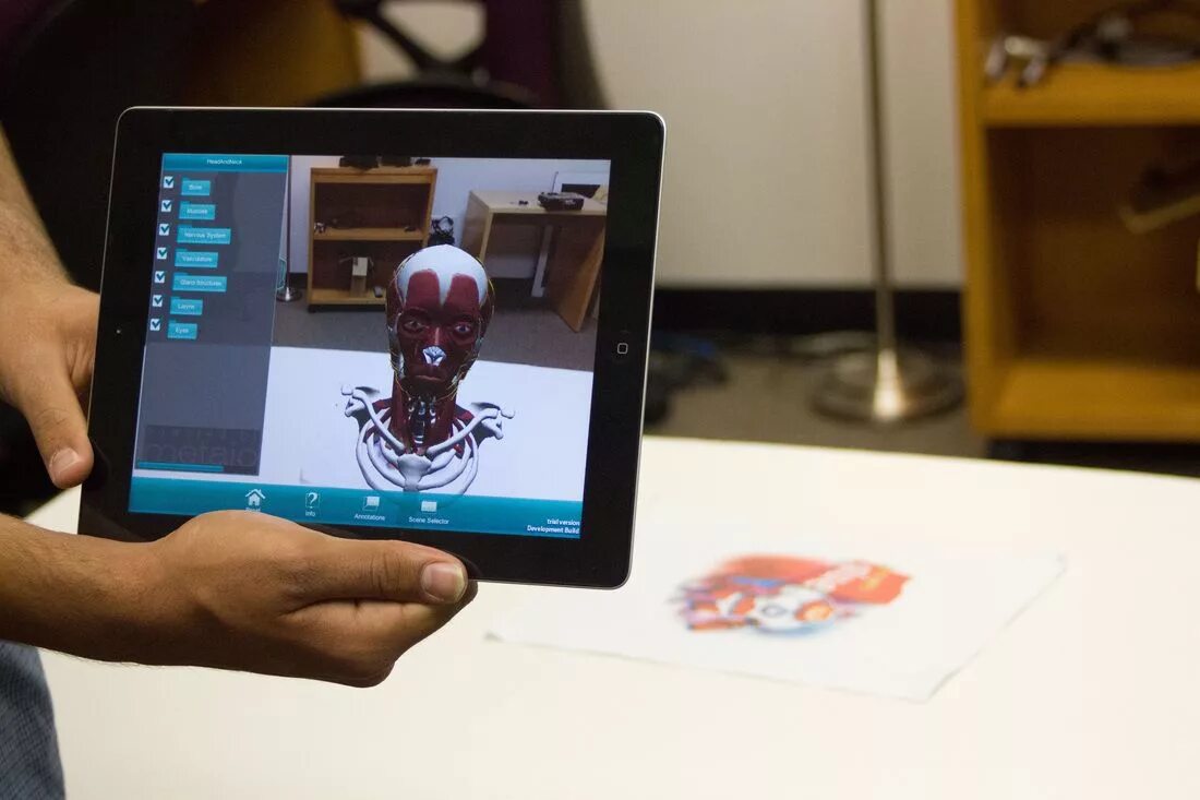 Augmented reality applications. Дополненная реальность в медицине. augmented reality в образовании. дополненная реальность фиолетовый. дополненная реальность инженер процессоры.