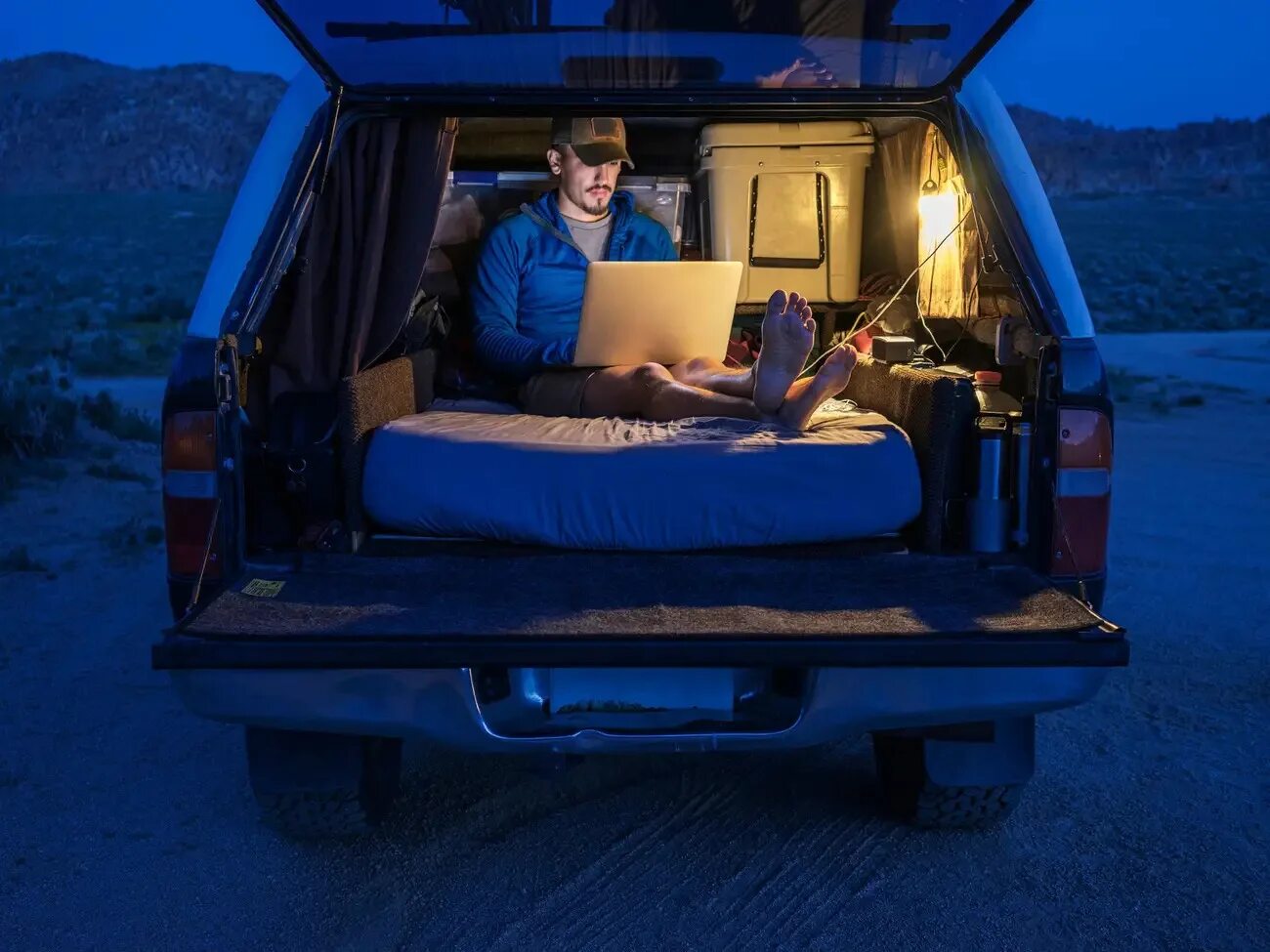 Пассажир в машине. Человек живет в машине. Американцы живут в машинах. Микроавтобус для семьи и путешествий. Жизнь в машине.