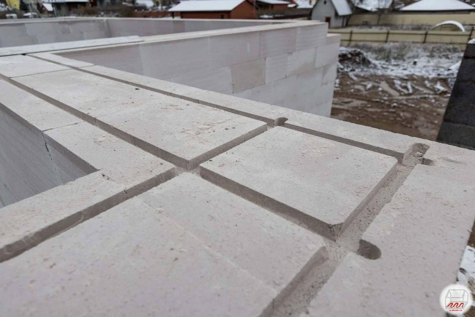 Пеноблоки арматура. Армирование кладки пеноблоков. Армопояс с композитной арматурой. Армирование газобетона перфолентой. Армируется первый ряд газобетона.