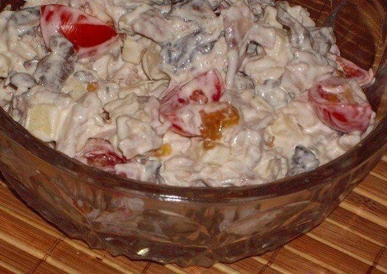 Салат с филе грибами сыром. Салат с курицей и грибами. салат с курицей и грибами и помидорами. салат с грибами и помидорами и сыром. салат с курицей шампиньонами и помидорами.