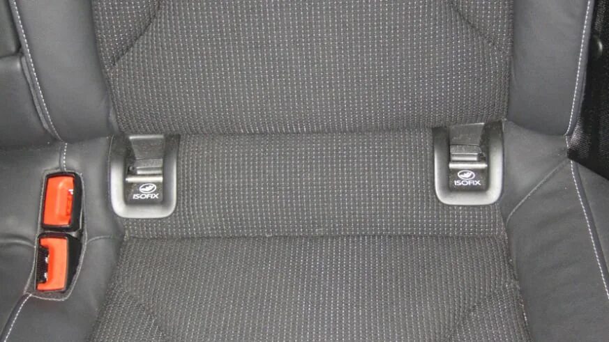 Isofix якорь rav4. Крепление изофикс как выглядит. Крепление изофикс как выглядит. Изофикс в машине крепеж кресла. Isofix lancer 9.