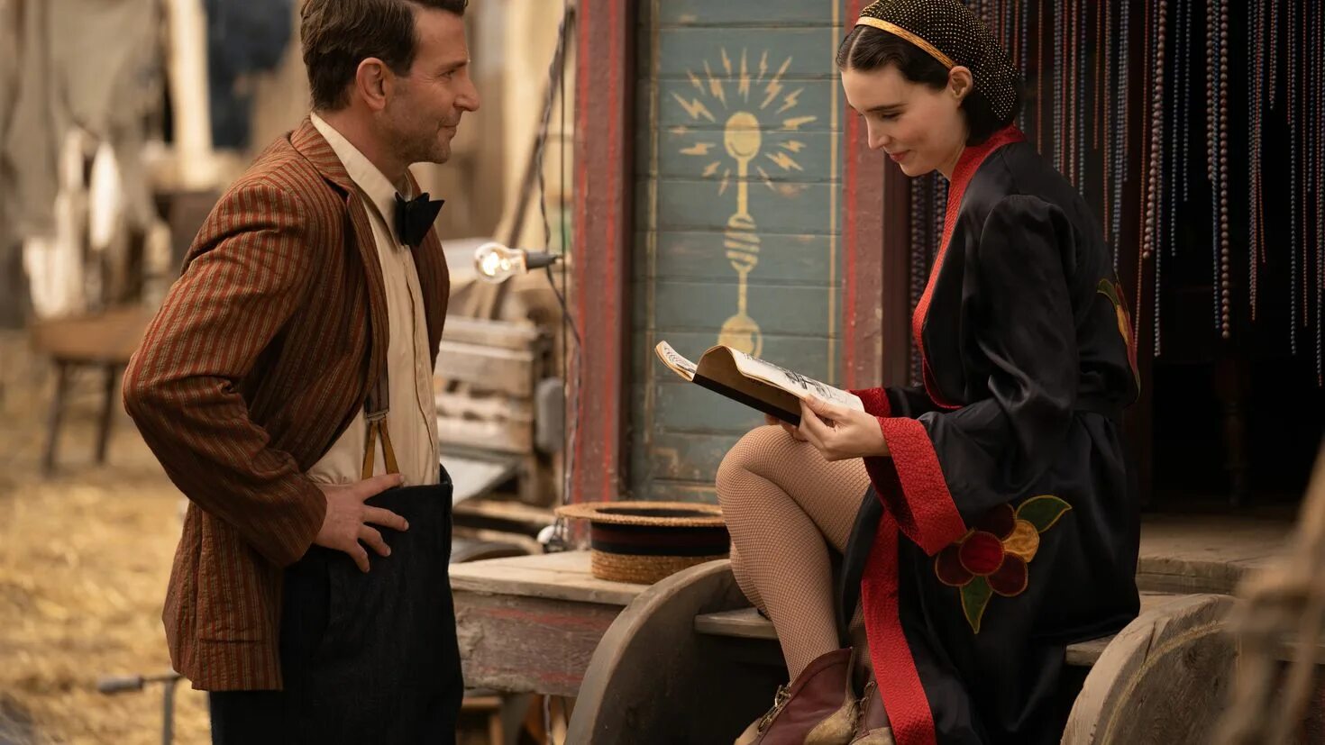 Дель торо аллея кошмаров. Аллея кошмаров гильермо дель торо. Аллея кошмаров молли кэхилл. Аллея ужасов. Уиллем дефо аллея кошмаров.