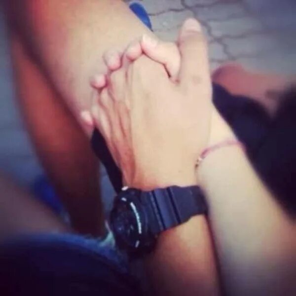 рука парня и девушки вместе. руки пары. руки влюбленных вместе. руки влюбленных. красивые мужские руки.