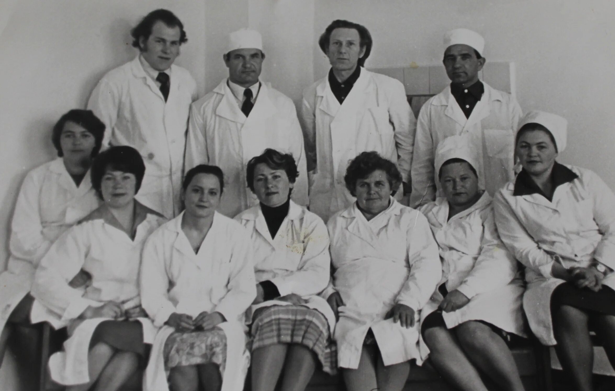 Пенсионеры ветераны. Вера андреевна шибалова сочи андреевна. Медосмотр в советской школе. Женщина листает альбом. Сафронова александра васильевна ветеран великой отечественной войны.