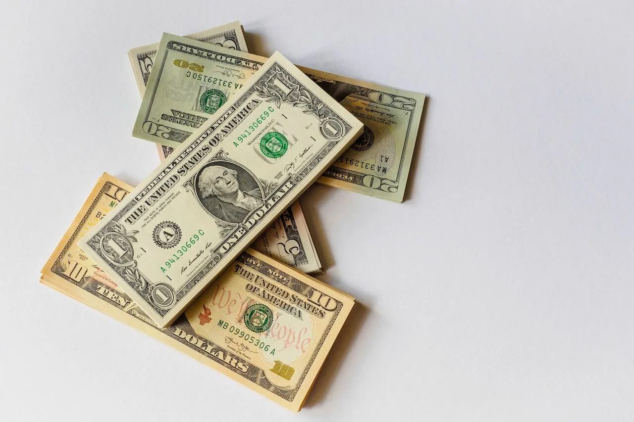 Хозяева доллара. Dollar loans. Доллар и евро. Dollar loans. Веер денег в руках.