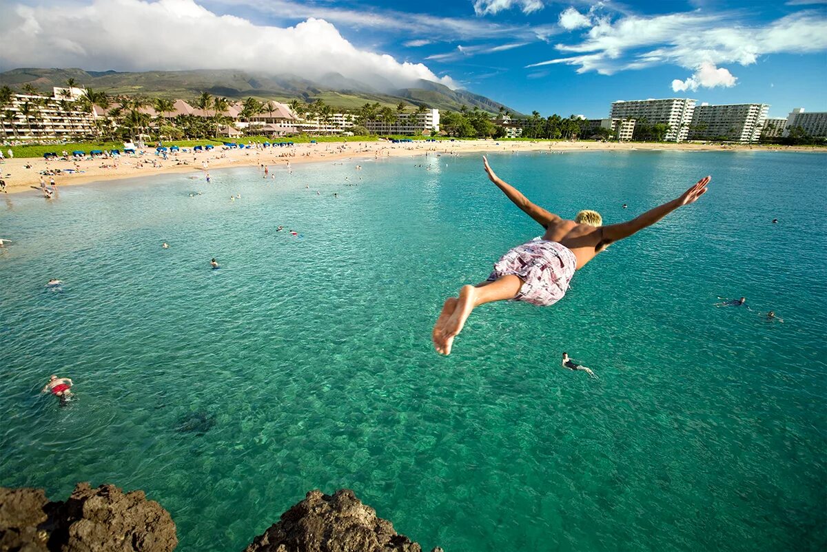 Прыжок в океан. Прыжок в воду море. Cliff jumping вид спорта. Фото в прыжке на море.