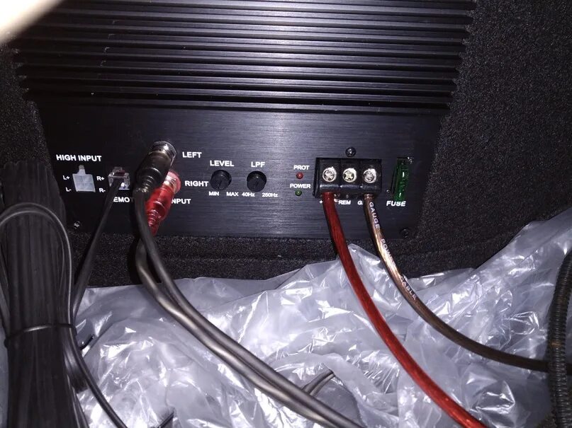 Усилитель pride красная лампа. 80 горит красная лампочка. Кикс 4 120 горит синим цветом. Перемычки сзади на усилителе yamaha 1090. Усилитель amp горит красная лампочка.