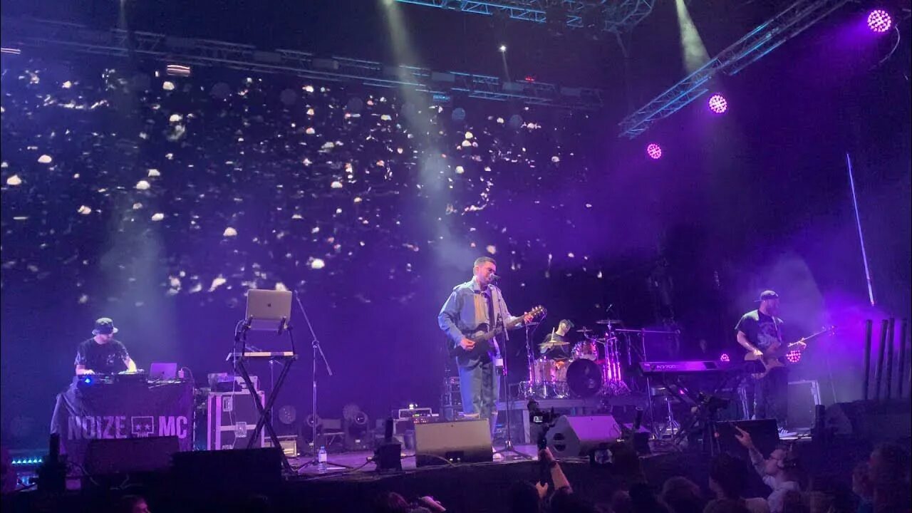 Noize mc это был дождь. Noize mc — voyager-2 (live at stadium, 2025) последний концерт. noize mc — voyager-2 (live at stadium, 2025). нойз мс страна дождей. нойз мс на концерте с монеточкой.