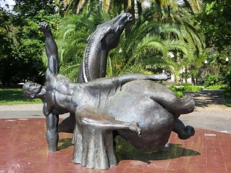 Сухум памятники. Краеведческий музей сухум. Абхазский государственный музей сухум. Сухум памятник. Сухум парк памятник.