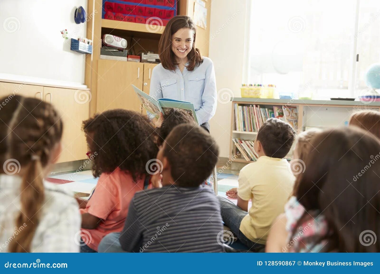 Дети слушают учителя фото. The international school for holocaust studies , иерусалим. Listen to the teacher. Listen to the teacher. Учитель объясняет ученику.
