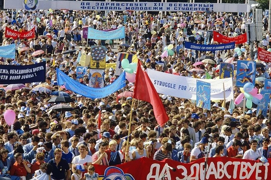 Фестиваль молодежи 1985 год москва. Значки 12 всемирный фестиваль молодежи и студентов в 1985 году в москве. Фестиваль молодежи 1985 год москва. Фестиваль молодёжи и студентов в пхеньяне 1989. Всемирный фестиваль молодежи и студентов в москве в 1985 г.