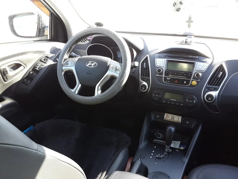 Ix35 максимальная комплектация. Hyundai ix35 салон. Hyundai ix35 2014 салон. Хендай ix35 салон. Hyundai ix35 салон.