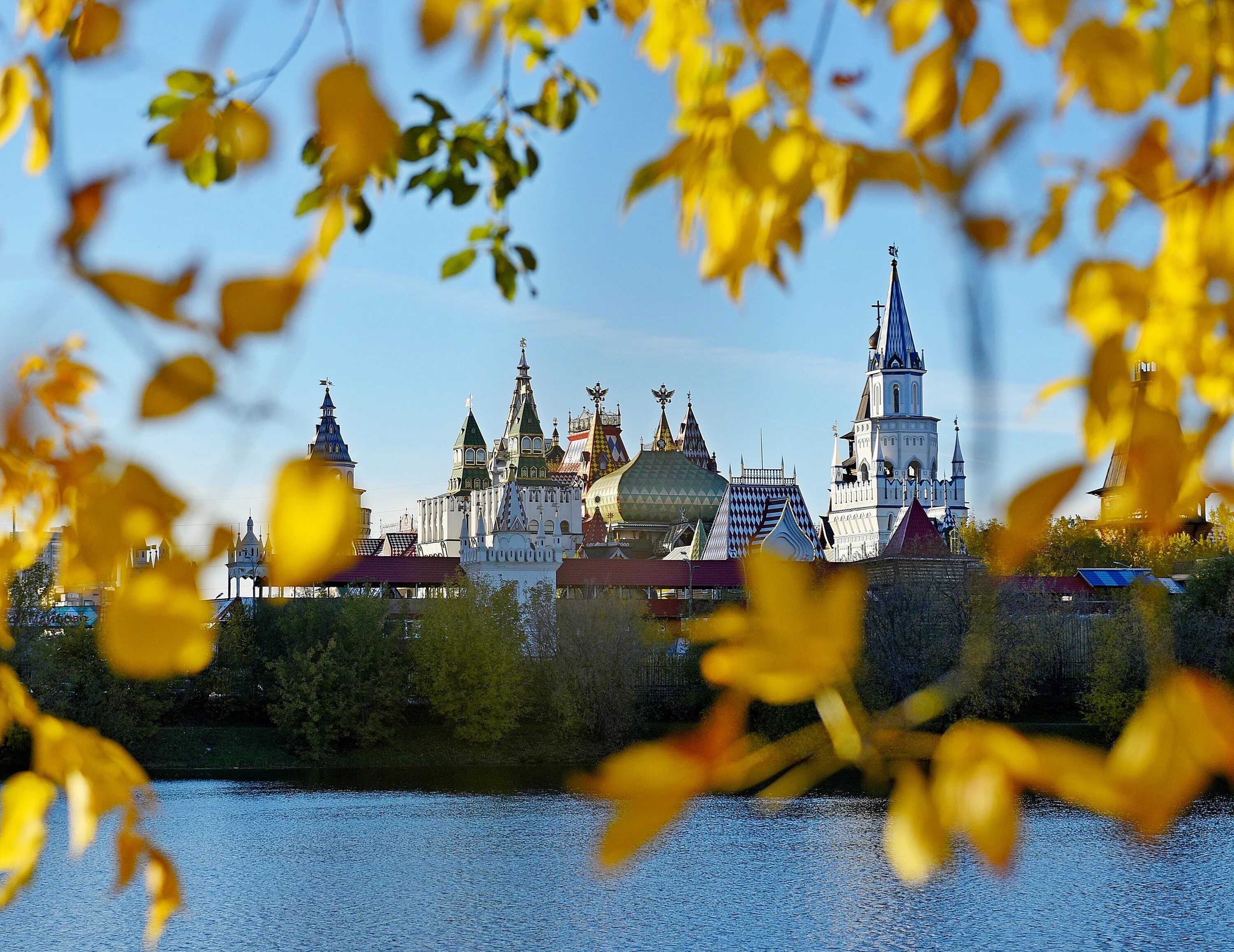 Теплый и солнечный город. Москва осенью. Кремль осень. Кремль осенью. Лето в Москве.