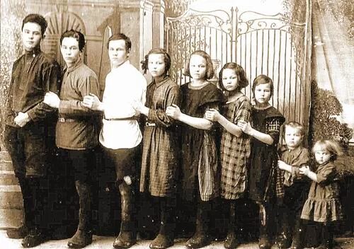 представителей разных родов семей. род семья. семья несколько поколений. представителей разных родов семей. большая семья.