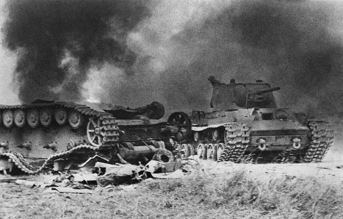 Военные 43 год. Курская дуга 1943 битва под Прохоровкой. Курская битва июль август 1943. Курская битва 1941. Курская битва подбитые немецкие танки.