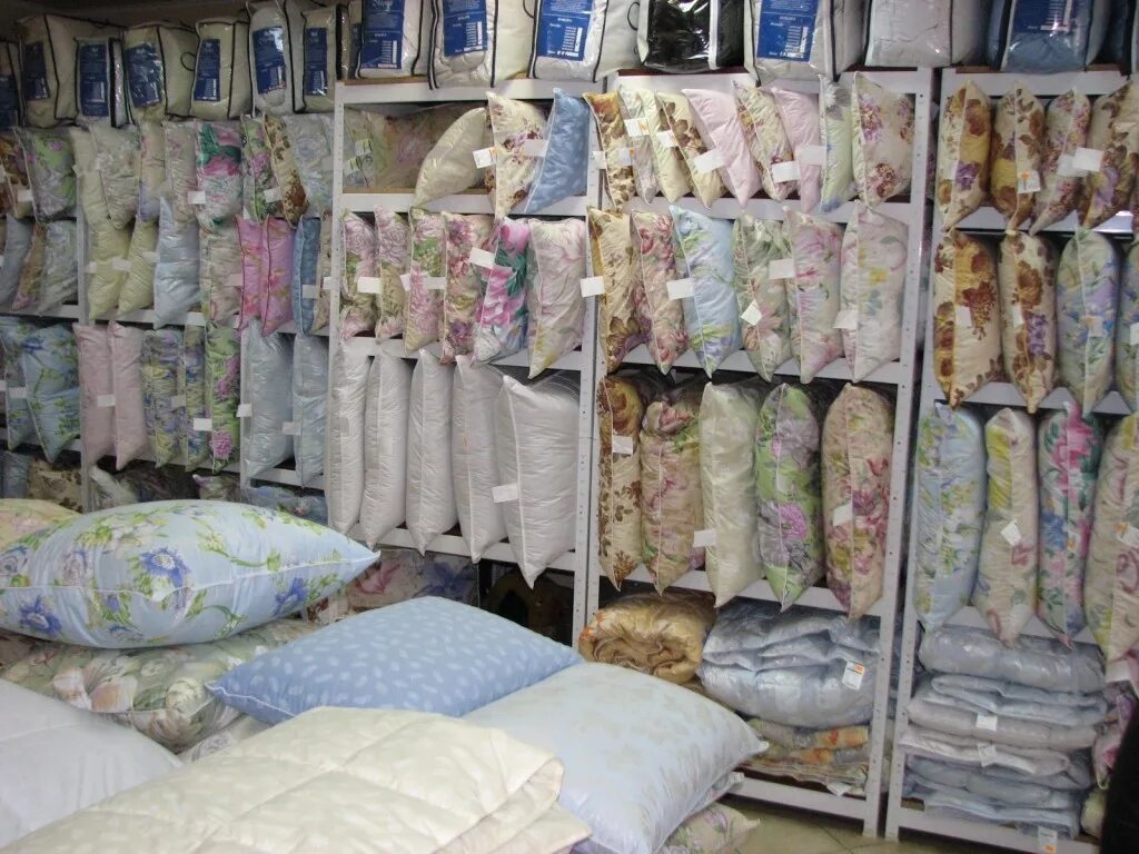 Магазин постельного белья. Магазин постельного белья и текстиля. Магазин подушек и одеял. Отдел постельного белья.
