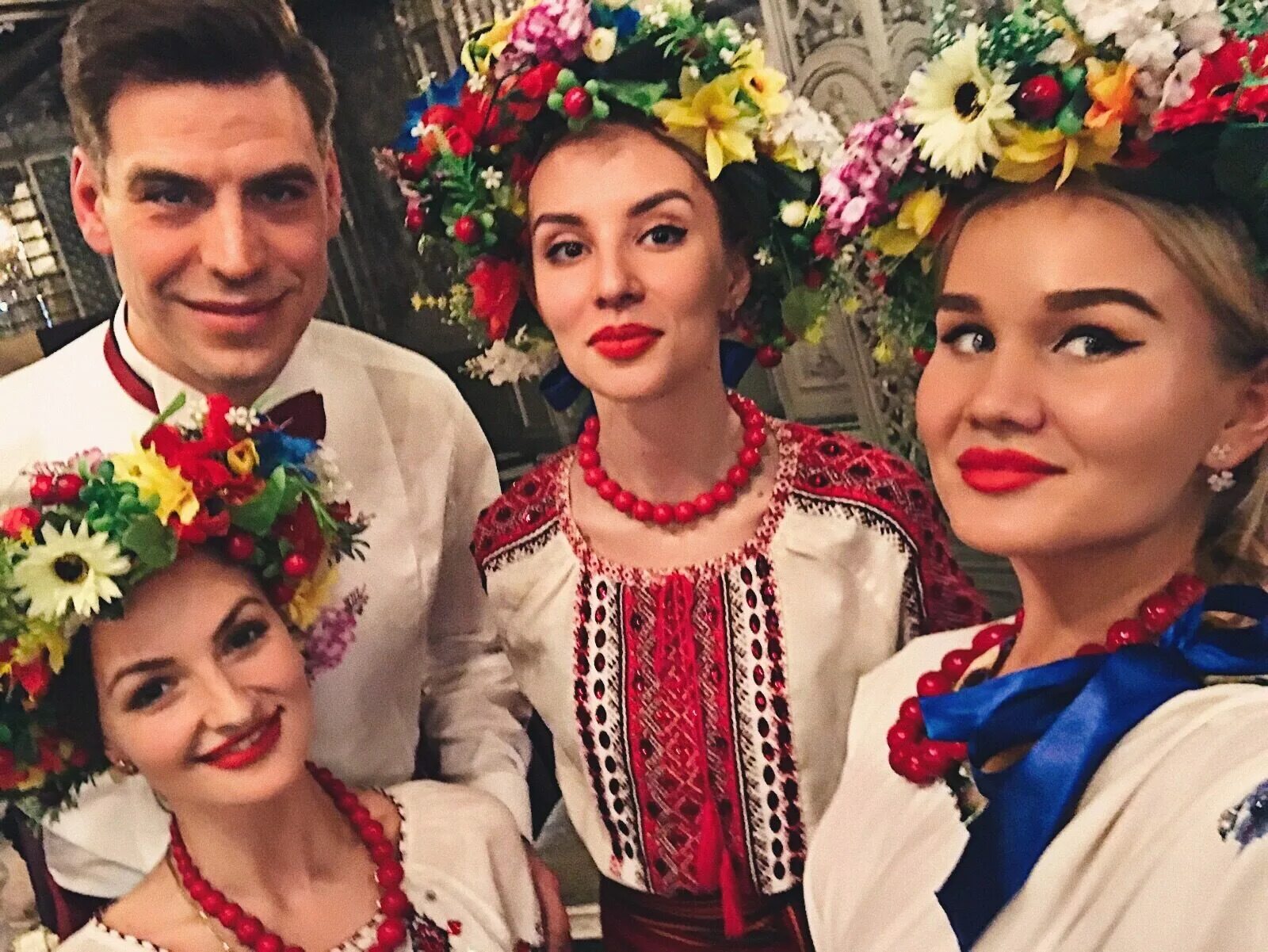 Украинский песни петь. Украинский ансамбль дулибы. украинский народный ансамбль. ансамбль украина фольклор. творческий украинец.