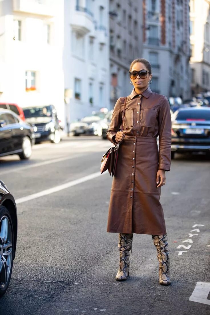 Коричневый пуховик streetstyle. Стильные образы из кожи. Уличная мода кожа. Стритстайл платье коричневое.