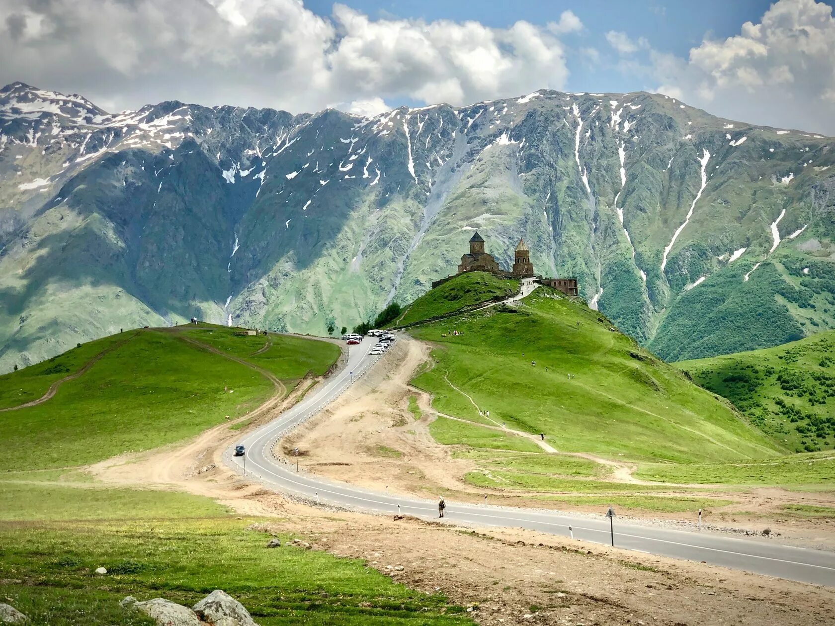 Сторона грузии. Казбеги гора Тбилиси. Монастырь Гергети.