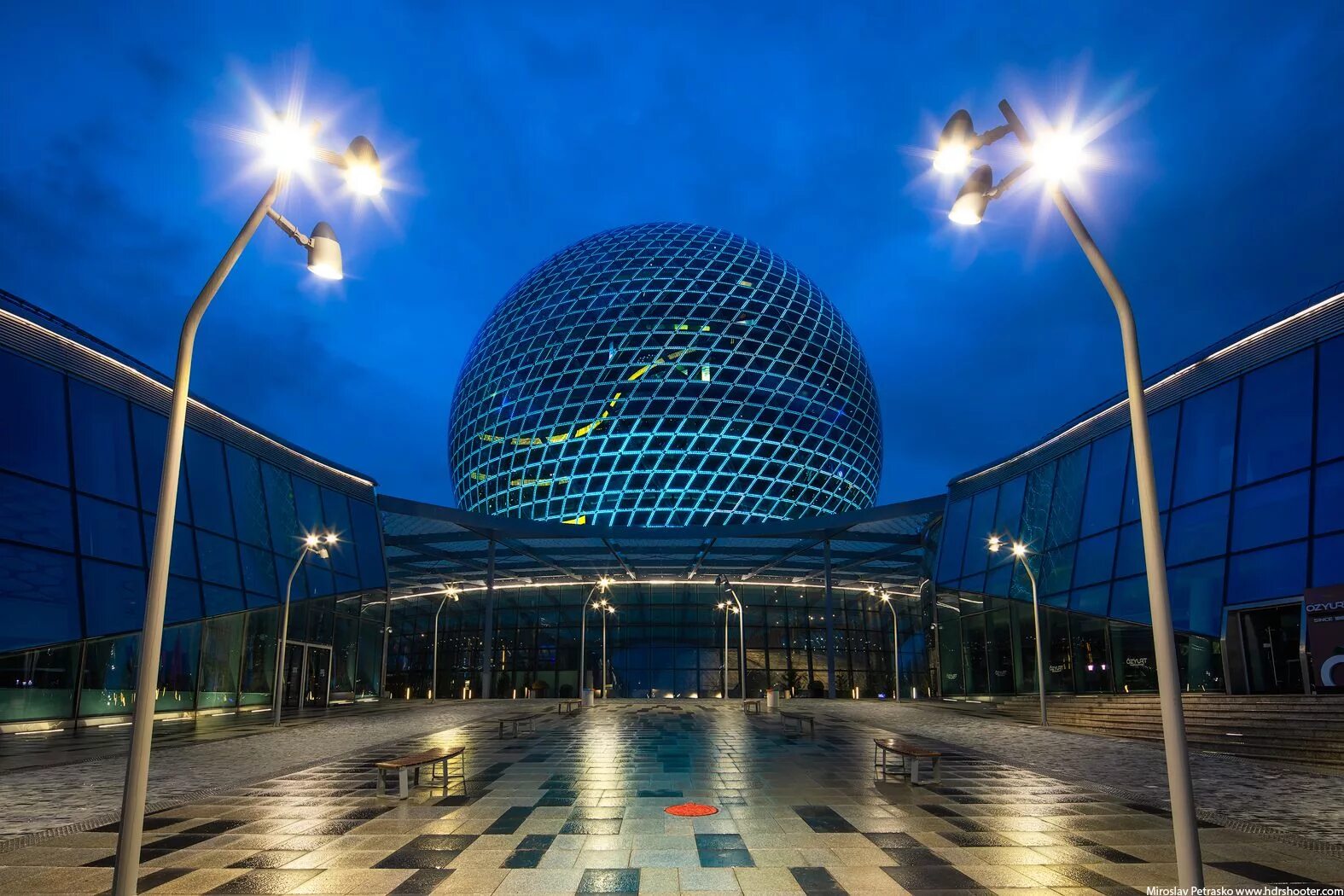 Библиотека яйцо Астана. Астана яйцо здание. Здание в форме яйца в Астане. Казахстан Астана яйцо памятник. Астана свет