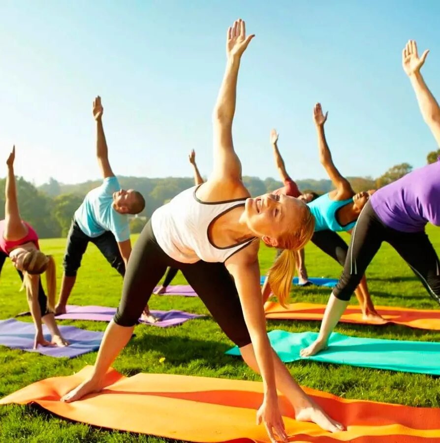 Спортивные занятия. Международный день йоги. Занятие физкультурой и спортом. Занятия спортом на свежем воздухе.