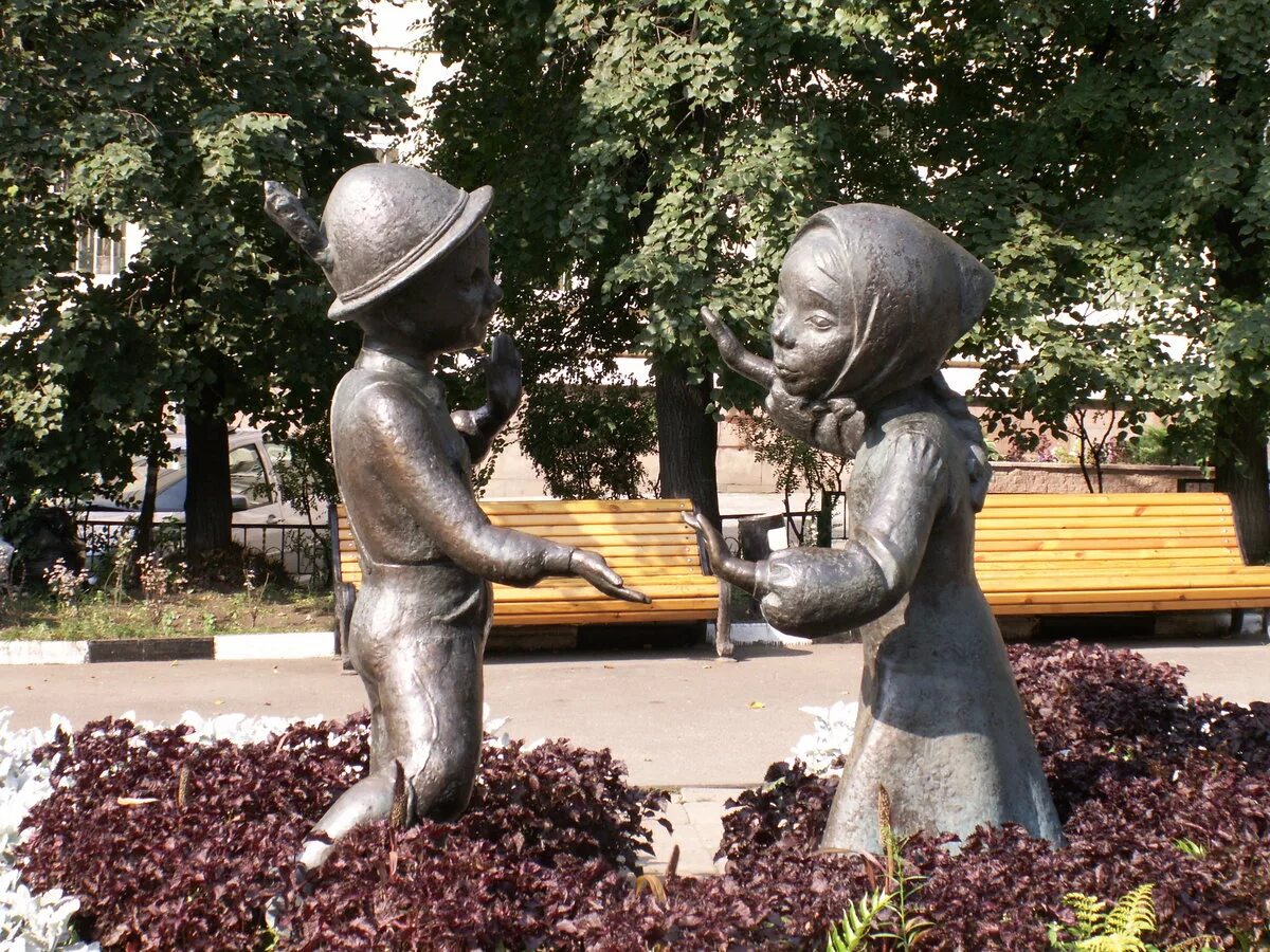 Скульптура дорогу утятам в москве. Памятник ленте мёбиуса в москве. Необычные памятники москвы. Памятники и скульптуры москвы. Памятники котам в москве.