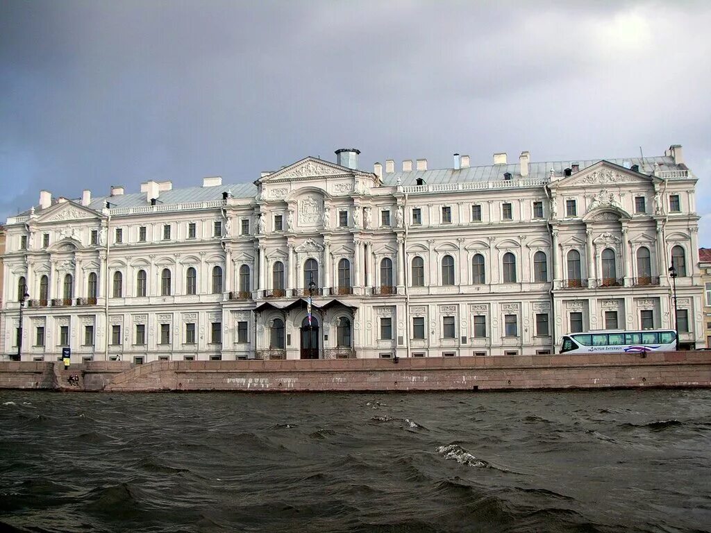 дворцовая набережная дома. трехэтажный дворец дмитрия кантемира в петербурге. эрмитажный театр на дворцовой набережной. доходный дом жеребцовой дворцовая набережная. мраморный дворец в петербурге.