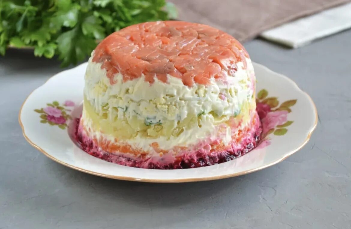 Салат с красной рыбой и картофелем слоями. Под шубой с горбушей. Консерва рыба для салата под шубой. Селёдка под шубой с красной рыбой. Седежеа под шубой без моркови.
