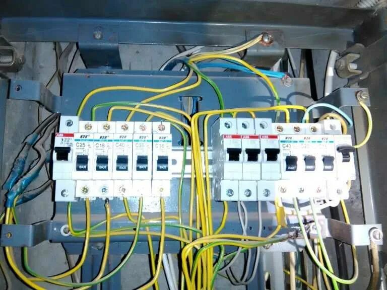 Короткое замыкание электропроводки. Выключение электричества щиток. Предохранитель на электрическом чайнике. Предохранитель в щитке. Короткое замыкание в квартире.