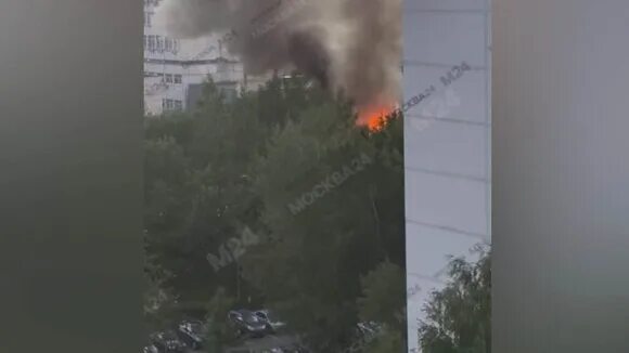 Пожар в москве в солнцево. Пожарные тушат пожар. Пожар в солнцево. Рынок в солнцево на щорса. Пожар в москве в солнцево.