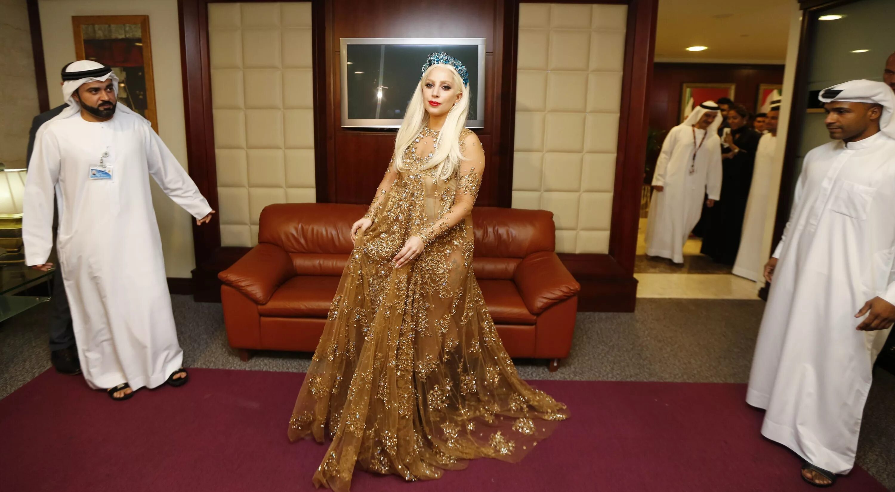 Хранительница гарема нефтяного шейха. Леди Гага в Дубае. Гарем шейха Дубая. Жены шейхов арабских Эмиратов. Платье эмираты.