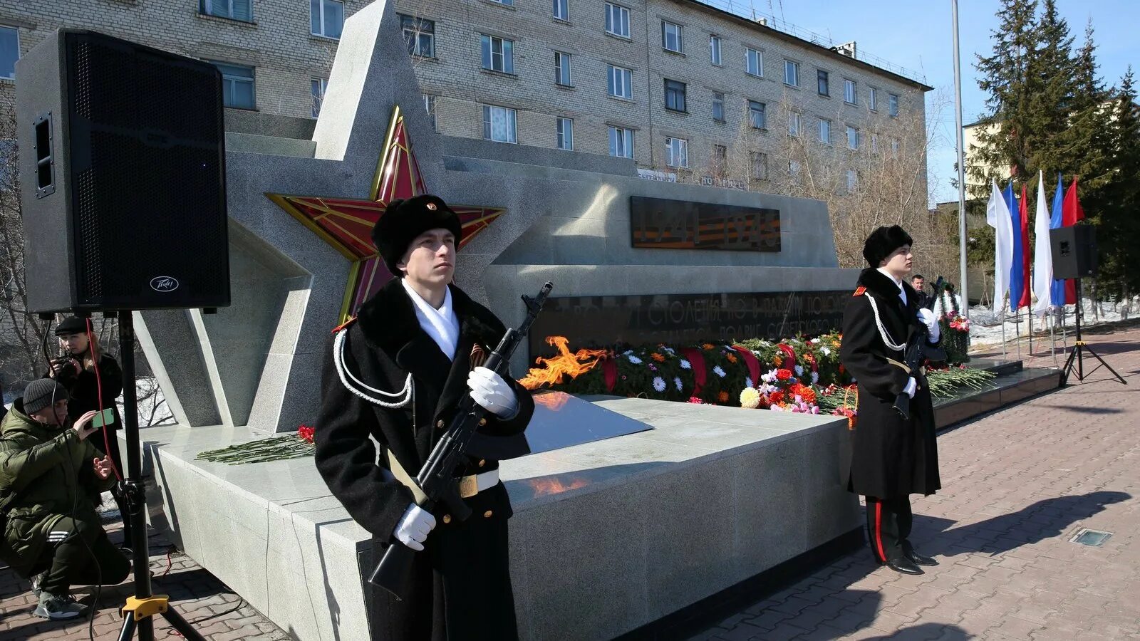 Победа лабытнанги. Площадь Победы Лабытнанги. Дом культуры Лабытнанги 30 лет Победы. Гаджиево 9 мая 2019. Остановка площадь Победы Лабытнанги.