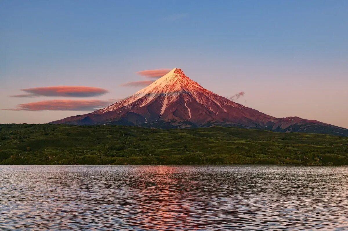 Unique kamchatka. Вулкан Кроноцкая сопка. Кроноцкий вулкан на Камчатке. Кроноцкий заповедник Кроноцкая сопка. Кроноцкая сопка гора.