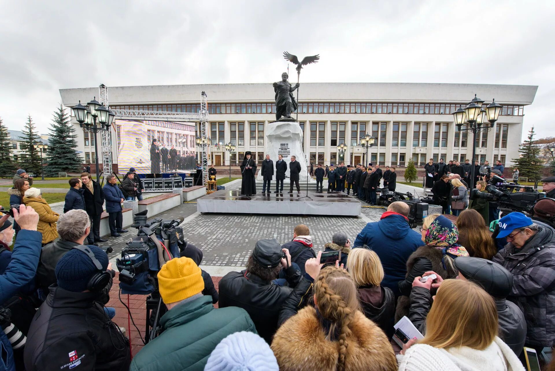 Памятник ивану 3. Памятник ивану 3 в москве. открытие памятника ивану 3 в калуге. памятник ивану 3 в калужской области. площадь старый торг калуга памятник ивану 3.