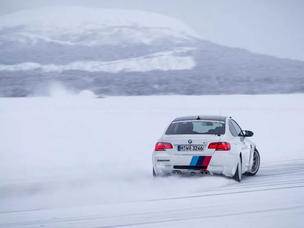 Drifting snow. БМВ м3 дрифт. BMW g20 Drift Winter. БМВ м5 Снеговик. БМВ м5 дрифтовая в горах.