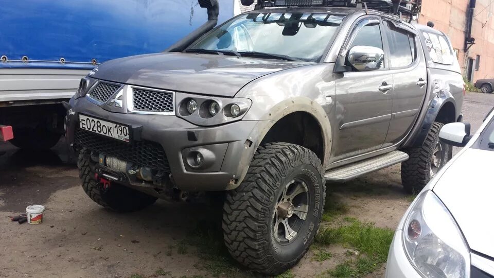 Шины l200 mitsubishi. Мицубиси Паджеро спорт л200. L200 2008 проставки. Мицубиси л200 обвес. Расширители l200 2019.