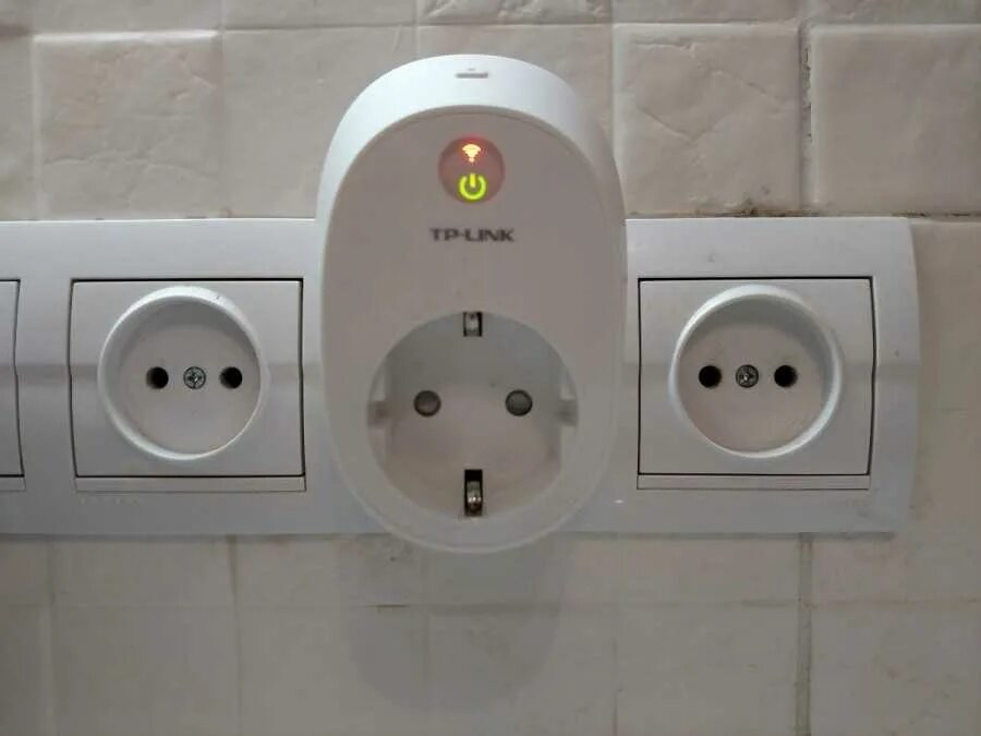 Вай фай розетка. Умная розетка встраиваемая в стену. Какую умную розетку. Умная розетка. Накладная умная розетка.