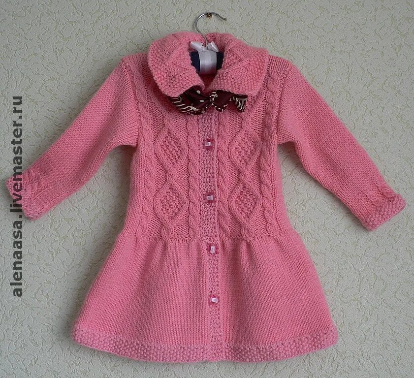 Вязание крючком кардиган для девочки 3 лет. Пальто для девочки спицами на 3 года. Вязаное пальто для девочки. Вязаное пальто для девочки 5 лет. Вязаное пальтишко для девочки.