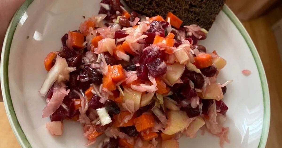 Салат винегрет с квашеной капустой. Добавляют ли капусту в винегрет. Добавляют ли капусту в винегрет. Добавляют ли капусту в винегрет. Винегрет с квашеной капустой и горошком.