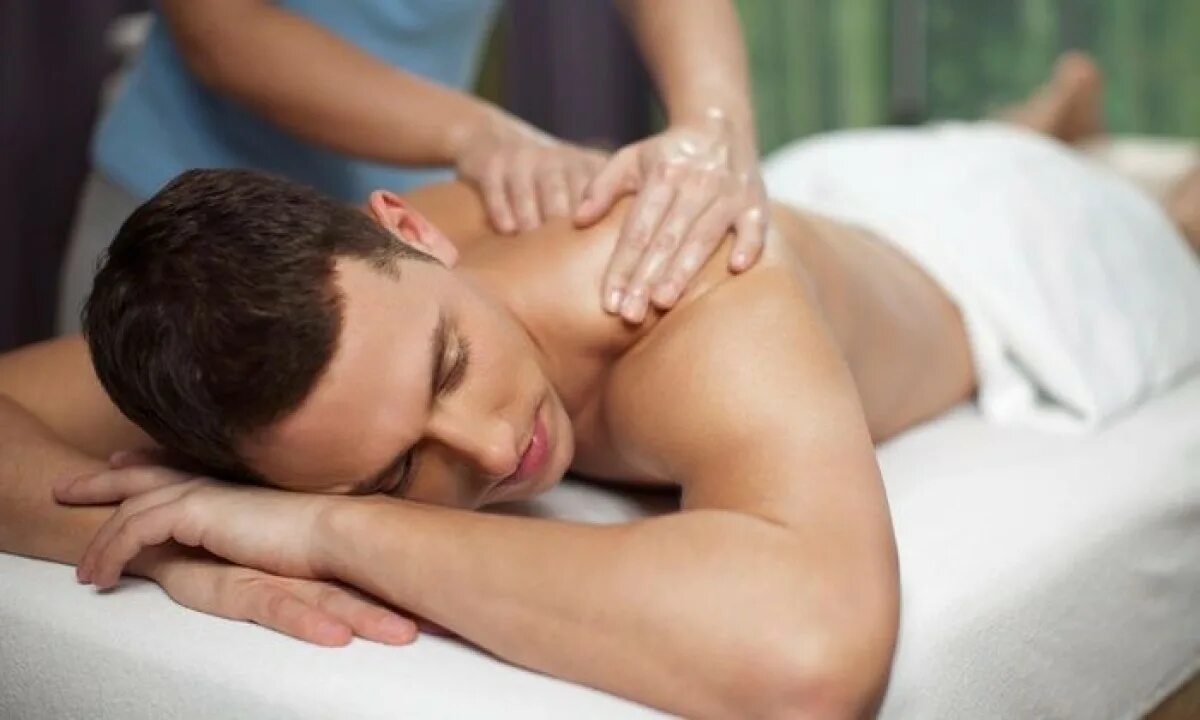 Natural massage. Классический массаж. Массаж тела мужчине. Массаж картинки. Спортивный массаж.