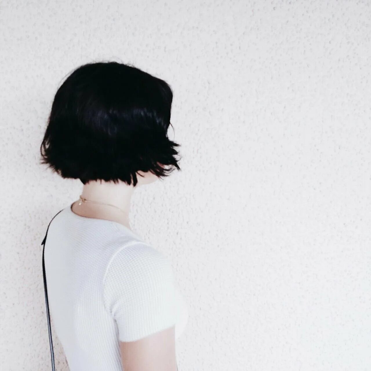 Каре эстетик. Волосы до плеч со спины. Короткие черные волосы эстетика. Кореянка айдол с каре. Каре на темные волосы.